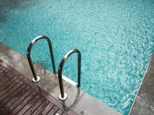 perigos dos raios e tempestades nas piscinas abertas